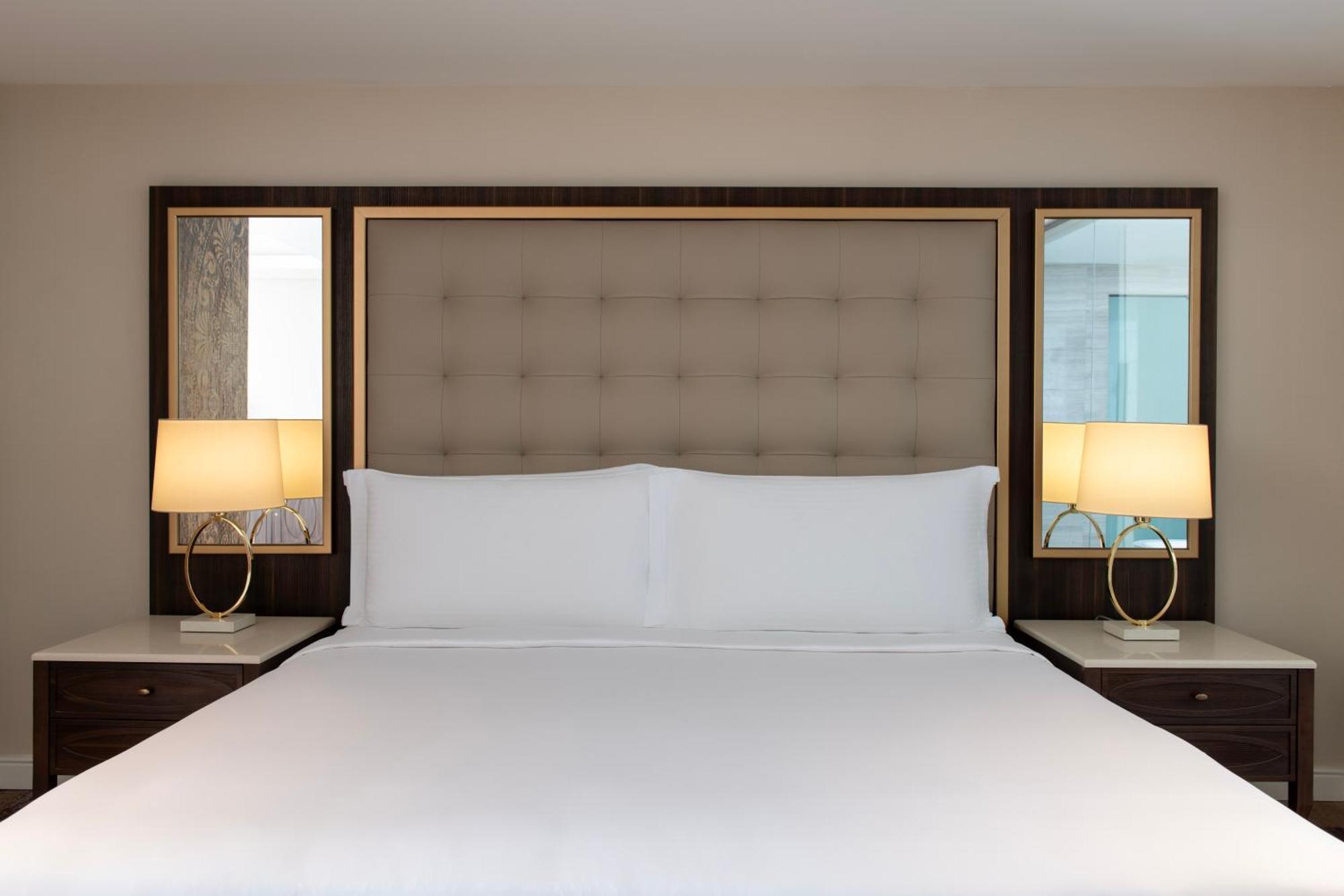 杜斯特多哈酒店 外观 照片 A bedroom at the Conrad Dubai