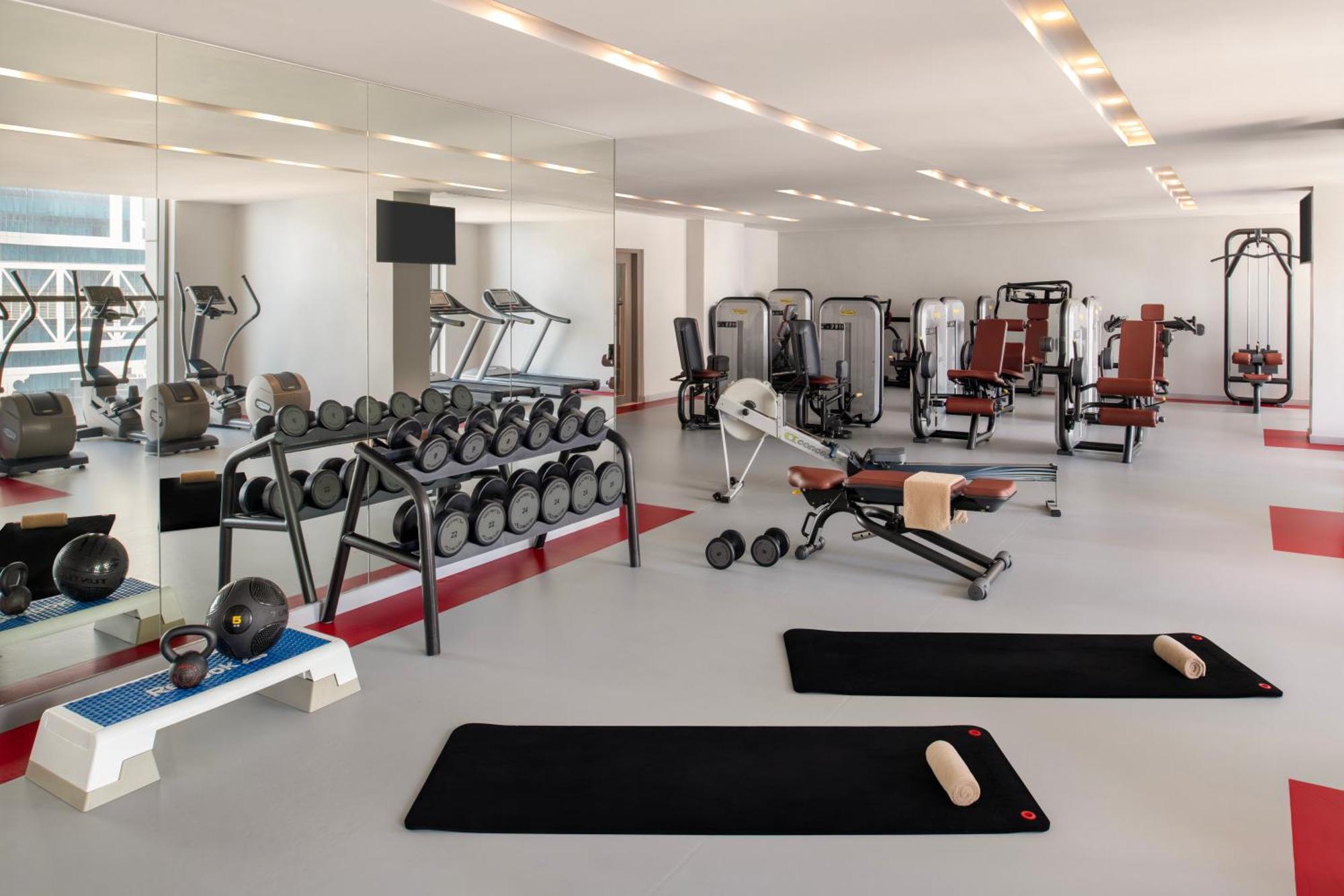 杜斯特多哈酒店 外观 照片 A typical gym